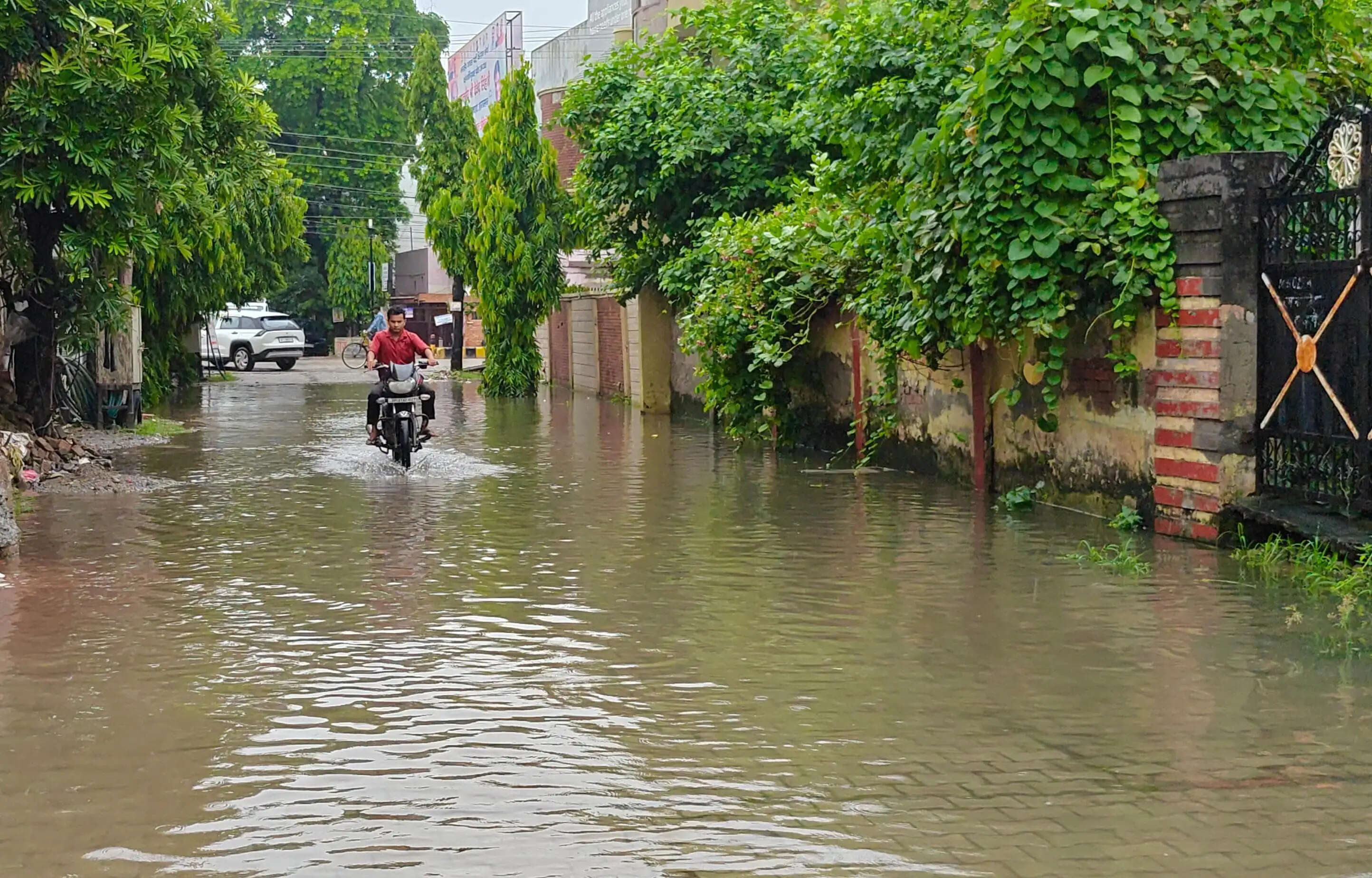 दो घंटे की बारिश में पानी से लबालब हुई पीतलनगरी