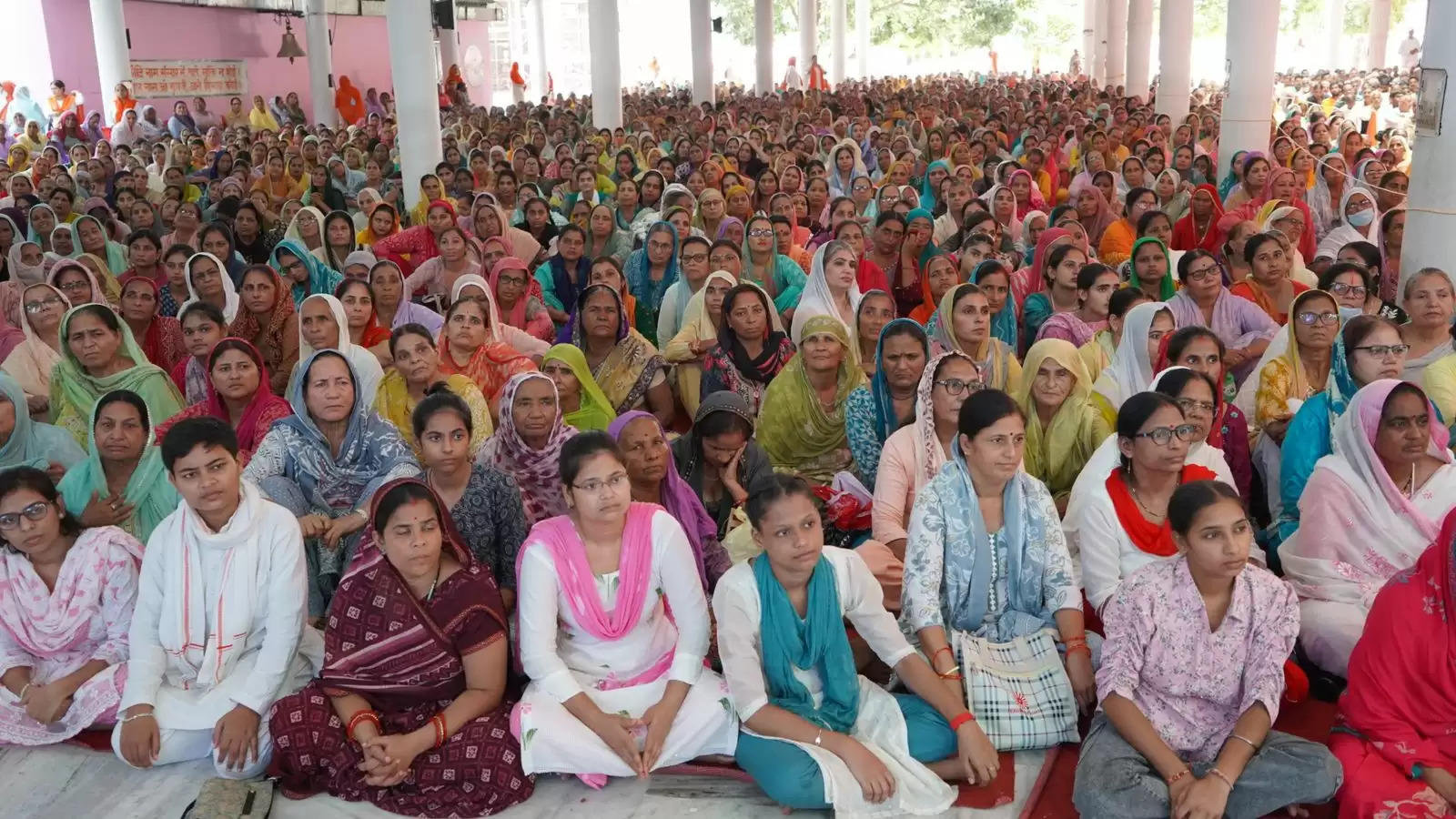 साहिब बंदगी के सद्गुरु श्री मधुपरमहंस जी महाराज ने अपने प्रवनचों की अमृत वर्षा से संगत को निहाल किया