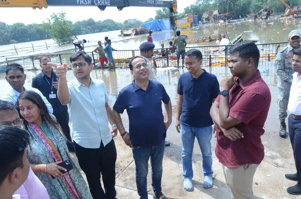 बाढ़ और जलभराव प्रभावित क्षेत्रों में रायपुर पुलिस की निगरानी, राहत-बचाव कार्य जारी