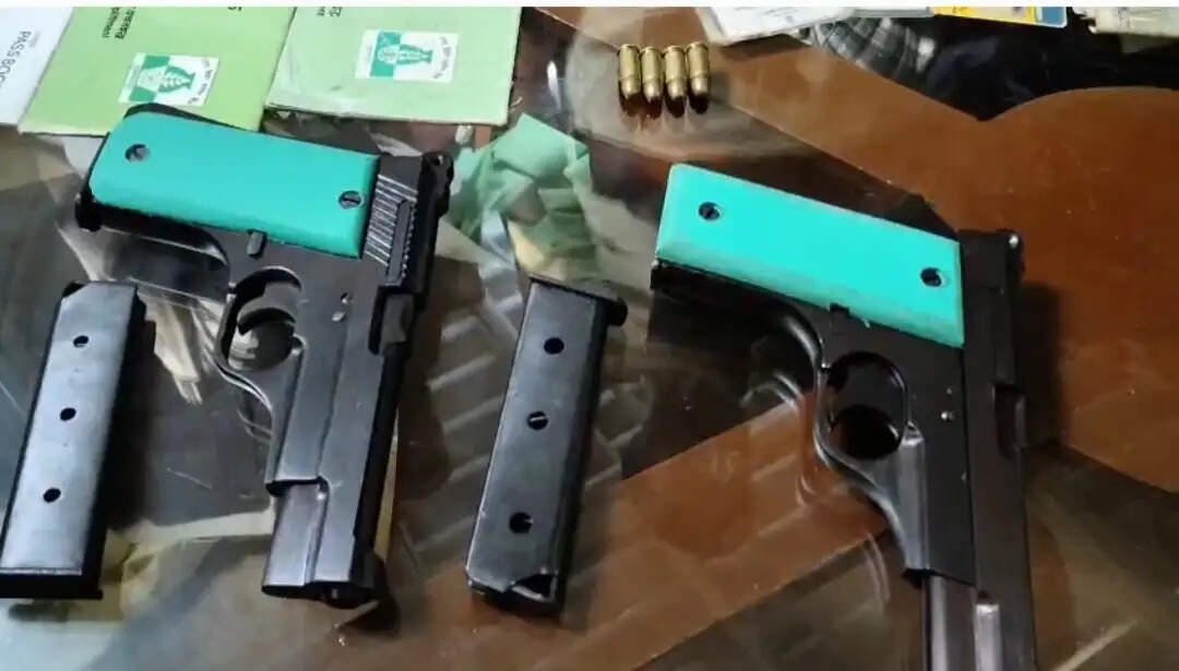 मोतिहारी पुलिस ने अंतरराज्यीय हथियार तस्कर गिरोह का किया खुलासा,हथियार का जखीरा बरामद,दो महिला गिरफ्तार