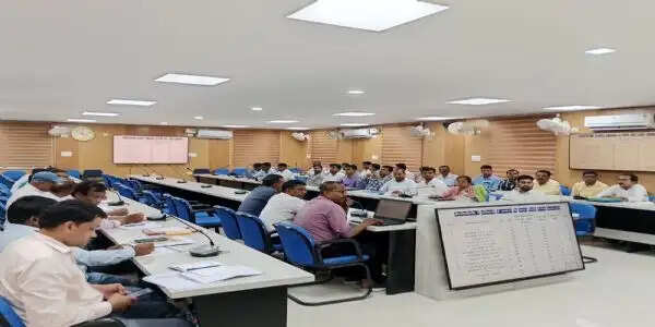 शिक्षा विभाग की समीक्षा बैठक में डीएम ने दिए कई निर्देश