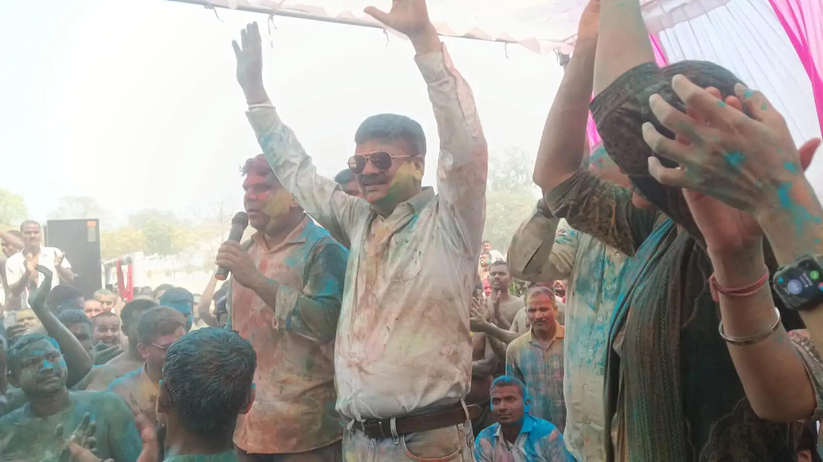 पुलिस लाइन में रंगोत्सव की धूम, डीएम-एसपी ने गाया ‘होली खेले रघुबीरा’, जवानों संग जमकर खेली होली