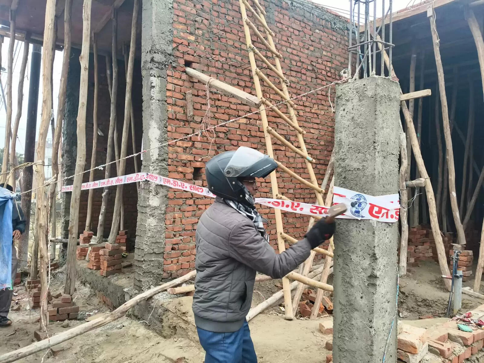 बिना मानचित्र स्वीकृति निर्माणाधीन आवासीय भवन सील