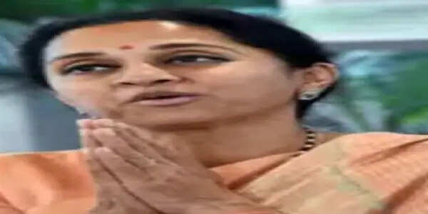 सांसद सुप्रिया सुले की कार को मुंबई-पुणे हाइवे पर दूसरी गाड़ी ने मारी टक्कर, बाल-बाल बचीं