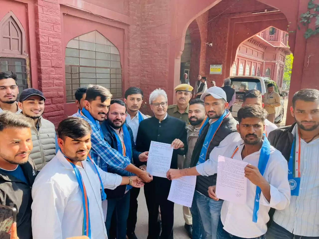 एनएसयूआई : छात्र हितों की मांगों को लेकर प्रदर्शन, जेएनवीयू में कुलगुरु को दिया ज्ञापन