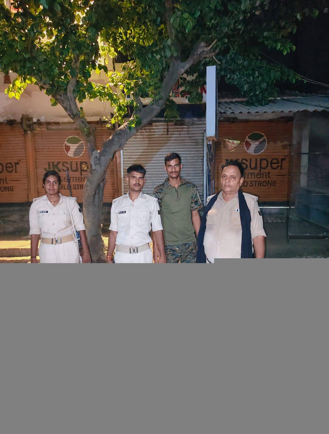 सारण में पुलिस ने देर रात होटलों और हॉस्टलों की ली तलाशी
