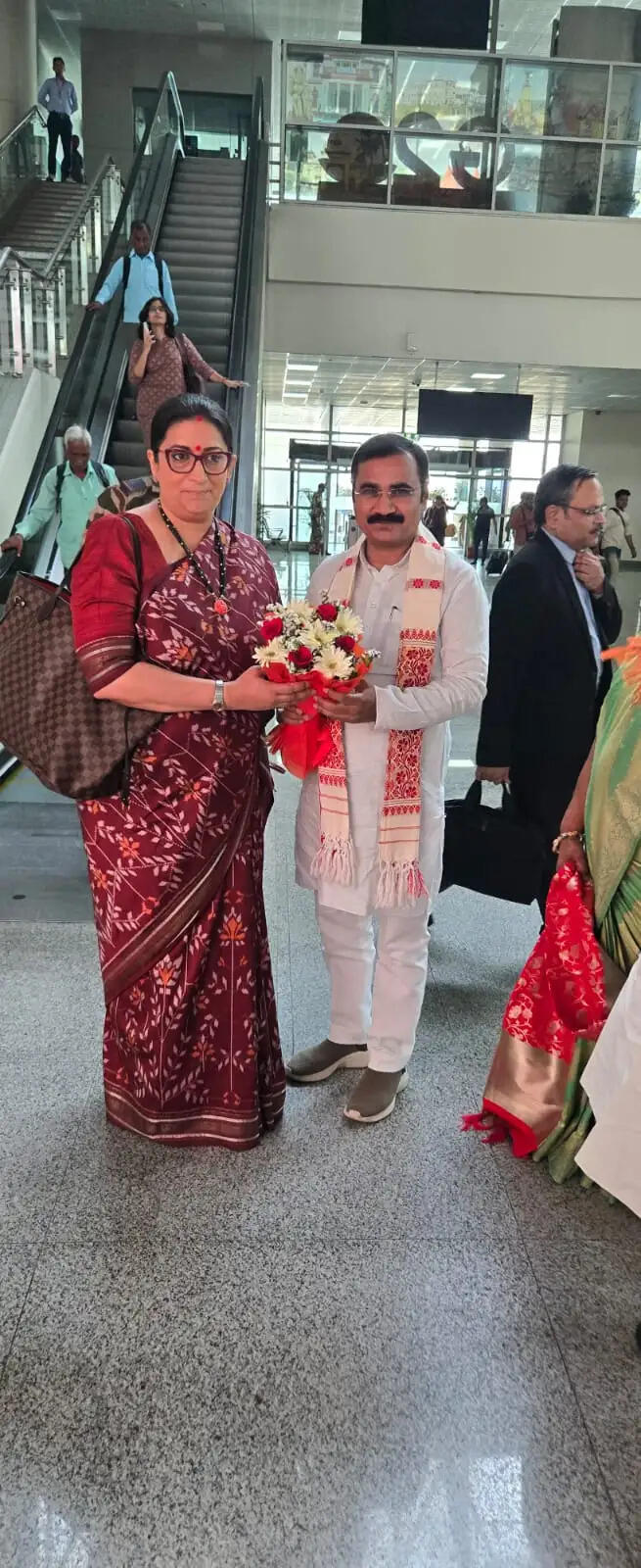 पूर्व केन्द्रीय मंत्री स्मृति ईरानी वाराणसी पहुंची,एयरपोर्ट पर भाजपा नेताओं ने किया स्वागत