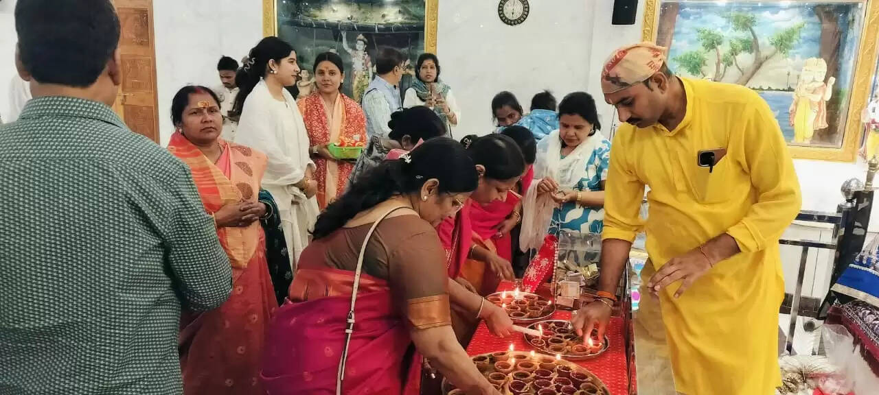 धूमधाम से मनी देव दीपावली, जगमग हुआ राधा कृष्ण मंदिर