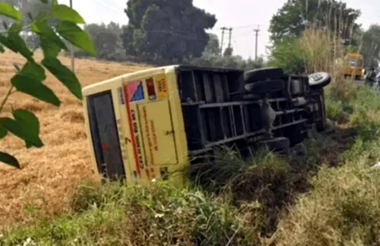 हिसार : ट्रक के साइड दबाने पर सड़क किनारे पलटी बच्चों से भरी स्कूल बस