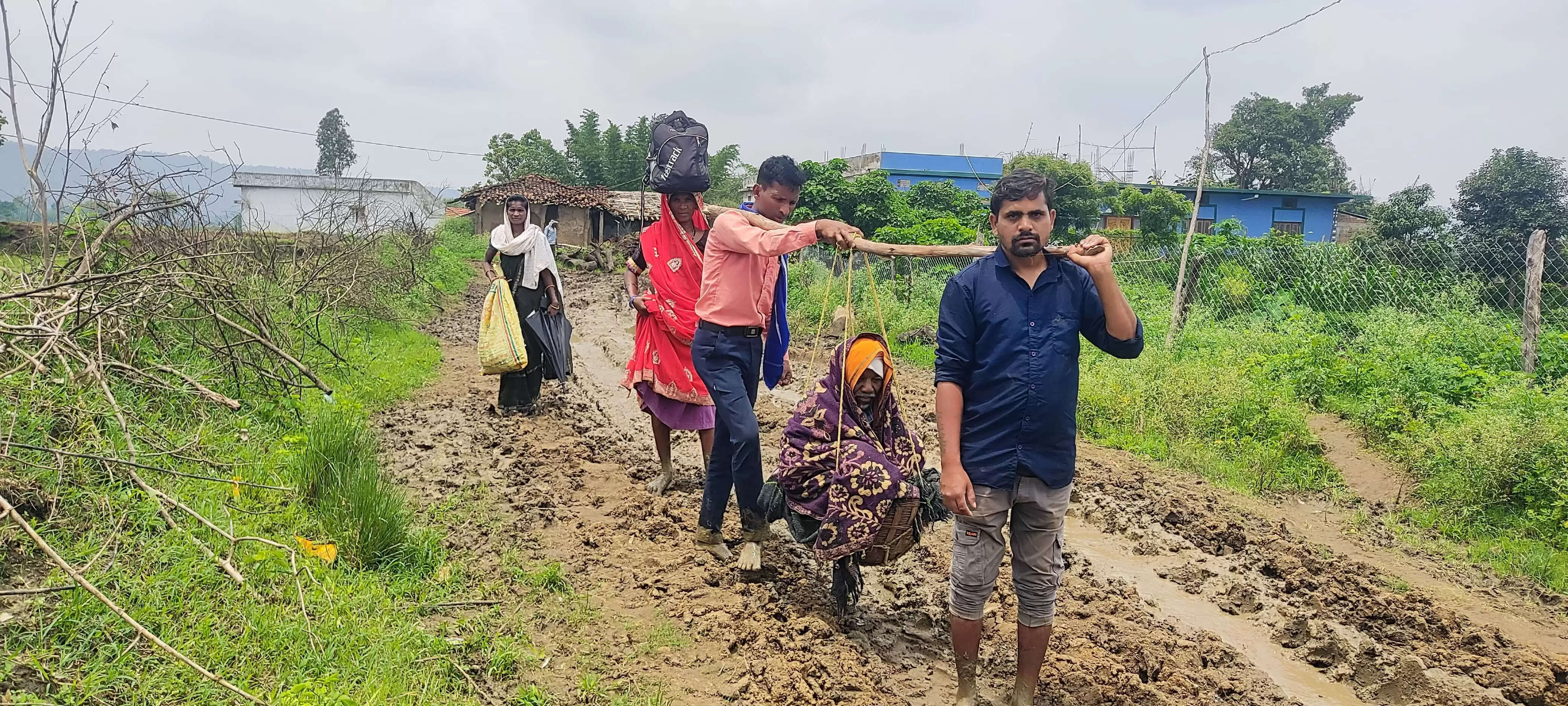 अनूपपुर: बारिश का कहर: हर्रई से बेलघाट मार्ग में चिकित्सा वाहन भी नहीं जा रहा, बीमार को डोला में ले जाना मजबूरी