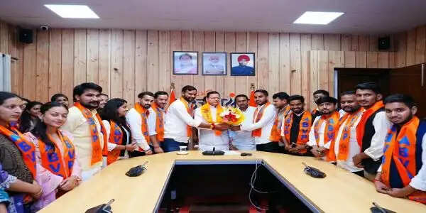 छात्रसंघ चुनाव में जीत के बाद सीएम धामी से मिले एबीवीपी के नवनिर्वाचित पदाधिकारी