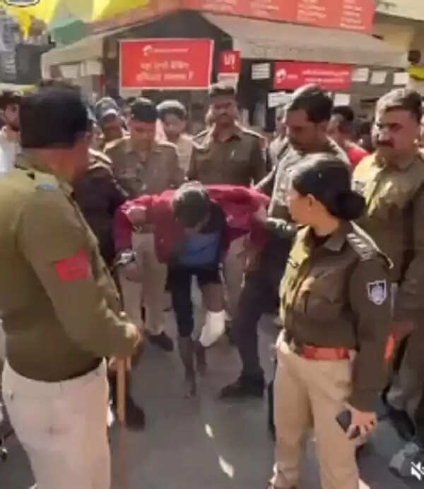 उज्‍जैन : 9 साल की बच्ची से दुष्‍कर्म एवं हत्या करने वाले आरोपित का पुलिस ने निकाला जुलूस