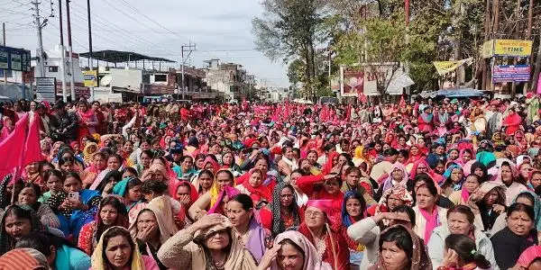 आंगनबाड़ी कार्यकत्रियों ने किया विधानसभा कूच, कार्य बहिष्कार की चेतावनी