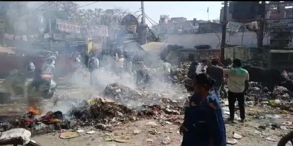 होली से पहले शहर में भरा कचरा, प्रशासन कठघरे में