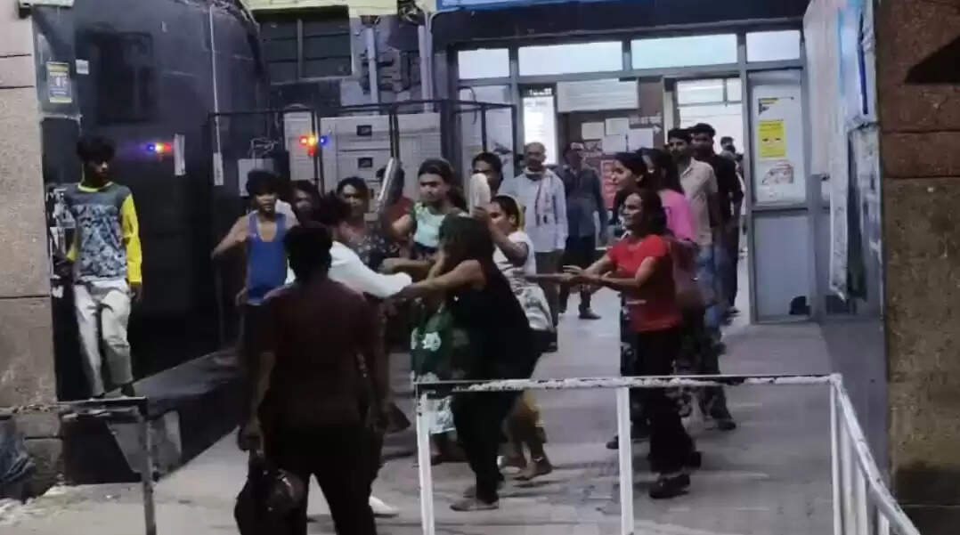जिला अस्पताल में किन्नरों ने किया हंगामा, डाक्टरों को दौड़ा दौड़कर पीटा व वीडियो वायरल