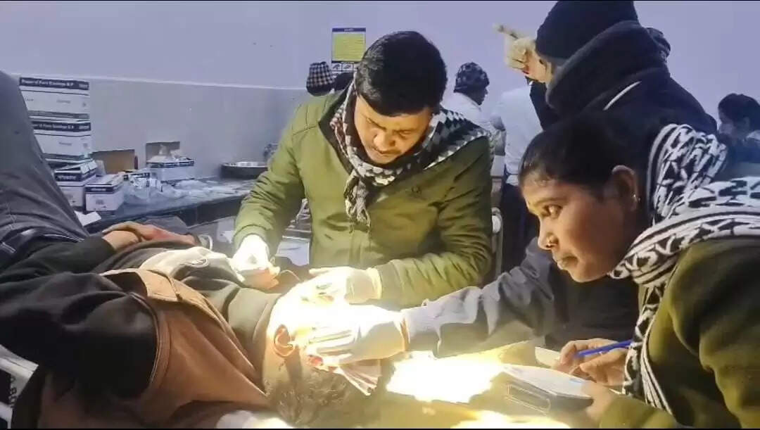 बाइक और ई-रिक्शा के बीच आमने-सामने टक्कर, दो लोग घायल