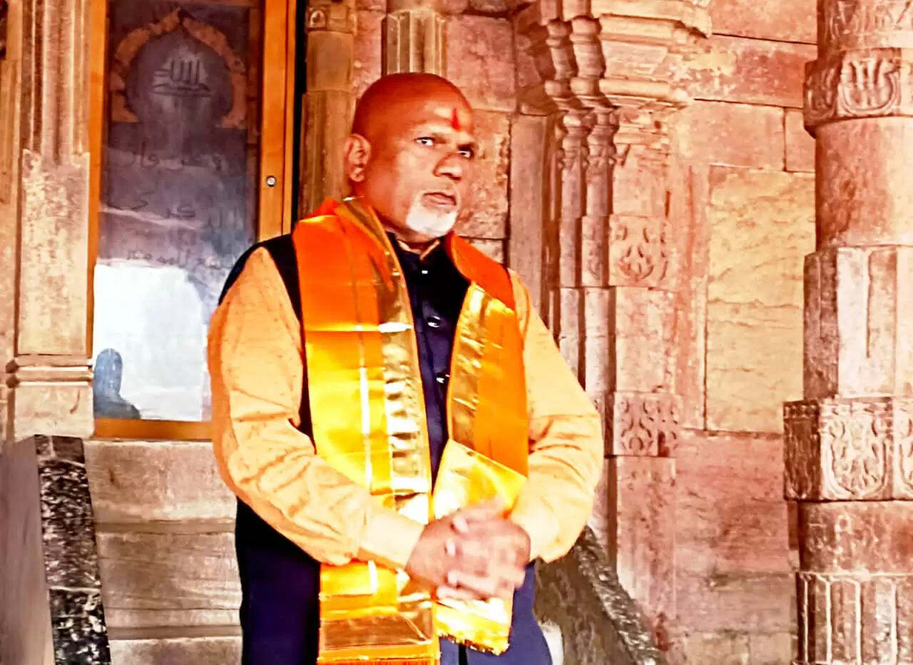 धार : वर्ल्ड हिंदू फेडरेशन के प्रदेश अध्यक्ष भोजशाला पहुंचे, कहा-बसंत पंचमी पर अखंड पूजा हर हाल में होगी