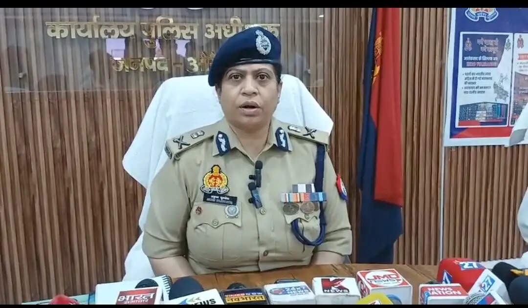 एडीजी अनुपम कुलश्रेष्ठ ने किया औरैया पुलिस कार्यालय का निरीक्षण