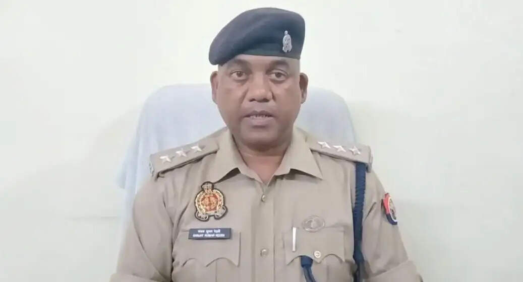 देवरिया में तेज रफ्तार एंबुलेंस ने ई-रिक्शा और पुलिसकर्मियों को मारी टक्कर, तीन सिपाही समेत चार घायल