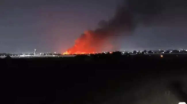 इंदौरः एयरपोर्ट परिसर के पास सूखी झाड़ियों में लगी भीषण आग, मौके पर पहुंची दमकल की गाडियां