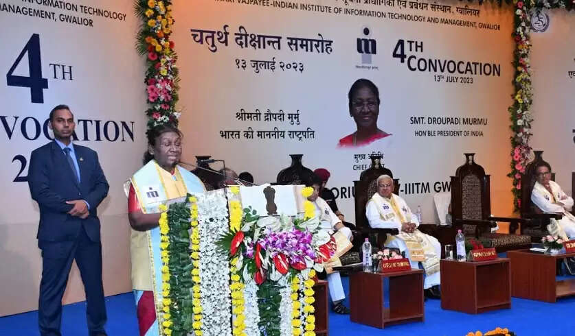 विद्यार्थी अपनी सोच व कार्यों से देश व दुनिया की समस्याओं का समाधान खोजें : राष्ट्रपति