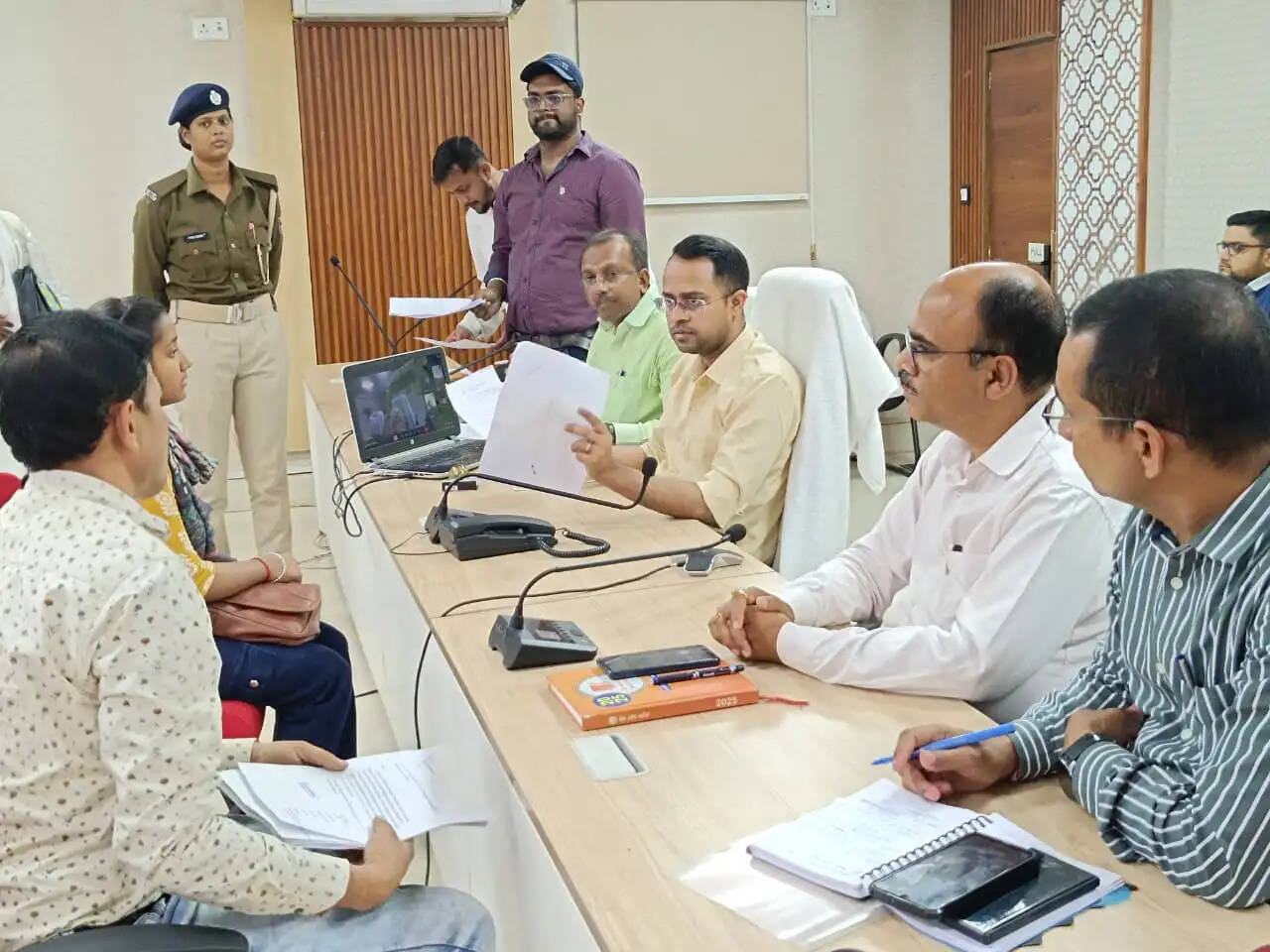 जनता दरबार में जिलाधिकारी ने 61 फरियादियों की सुनी गई समस्याएं