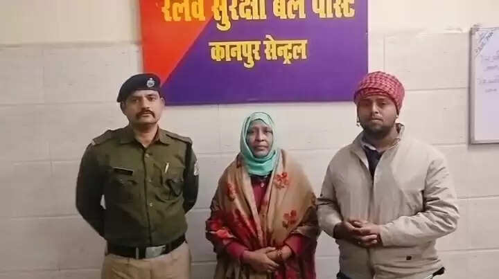 चलती ट्रेन से बुजुर्ग महिला गिरी, आरपीएफ सिपाही ने बचाई जान