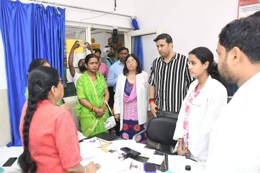 बिना सूचना के डफरिन के गायब दो डाक्टरों को बर्खास्त करने का डीएम ने दिया निर्देश