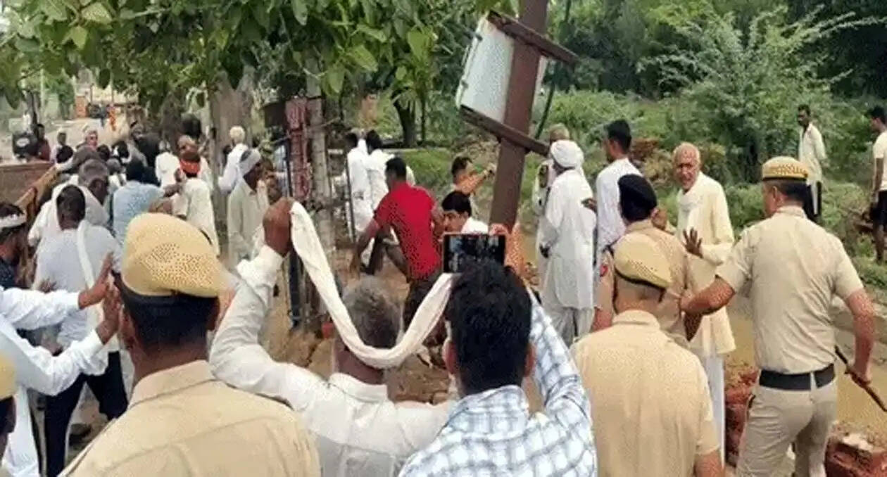 हांसी में सीएम के ध्वजारोहण से पहले पुलिस-प्रदर्शनकारियों में टकराव, कई घायल