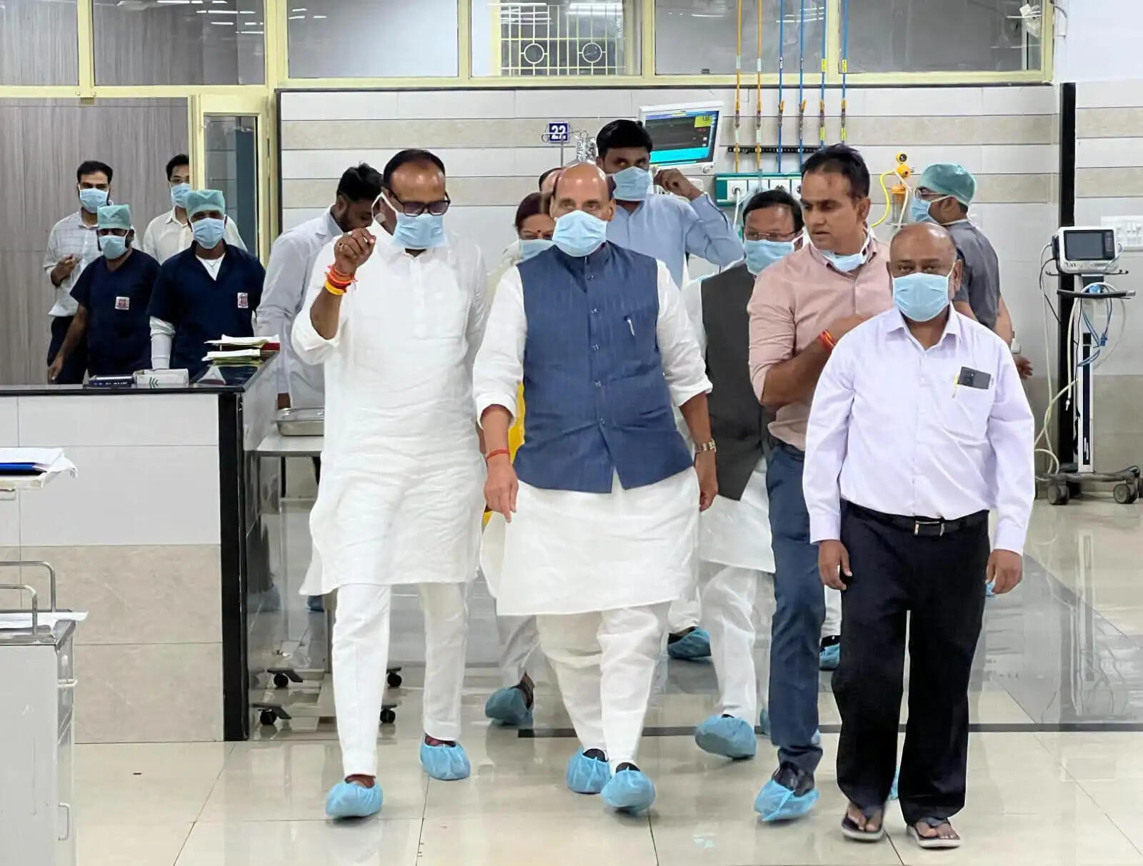 लखनऊ पहुंचे राजनाथ सिंह ने घटनास्थल का लिया जायजा, ट्रामा सेंटर में भर्ती घायलों से भी मिले