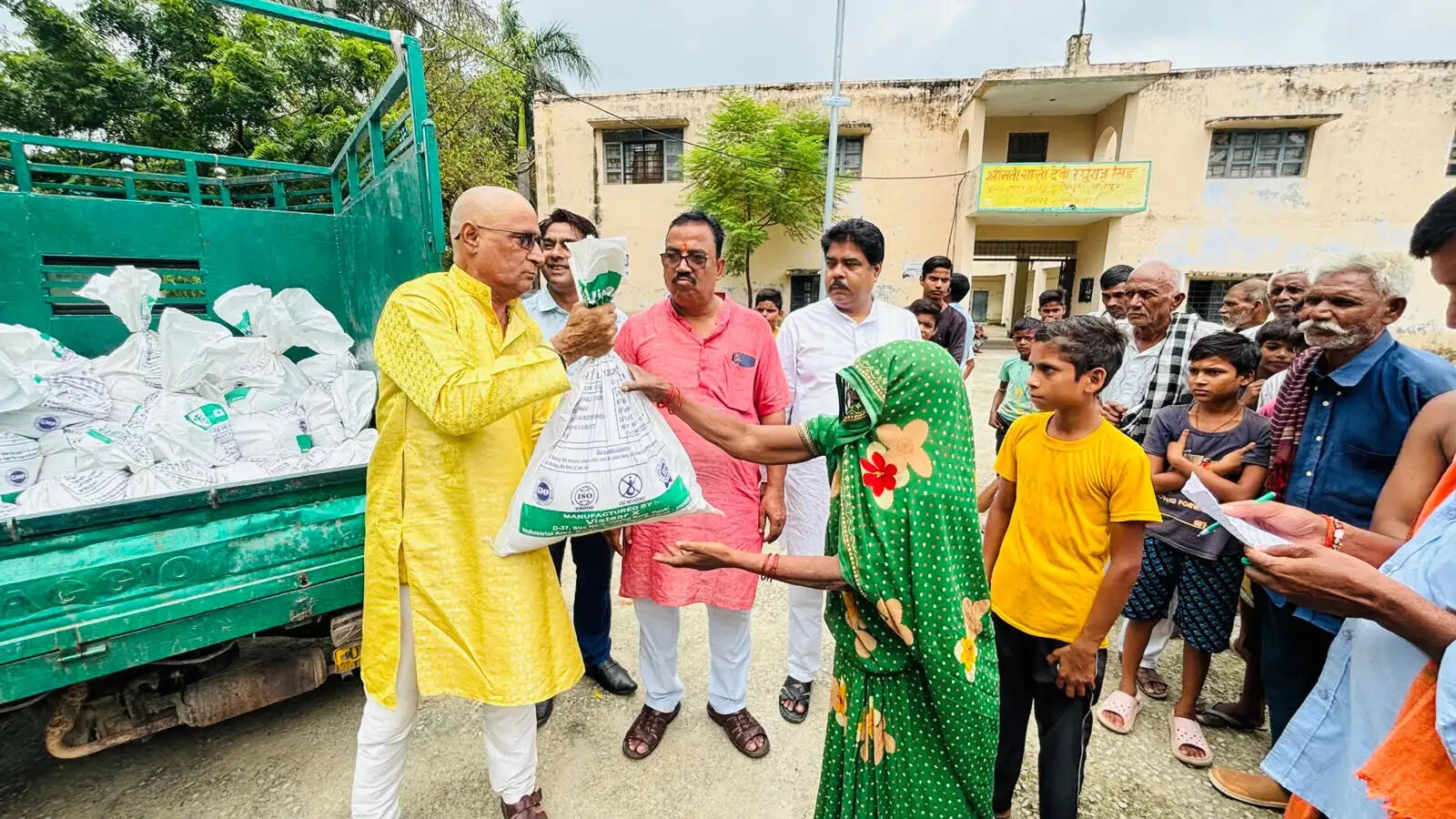 फर्रुखाबाद: बाढ़ पीड़ितों के लिए मसीहा बनी चिंतामणि सुंदरकांड पाठ समिति, बांटी राहत सामग्री