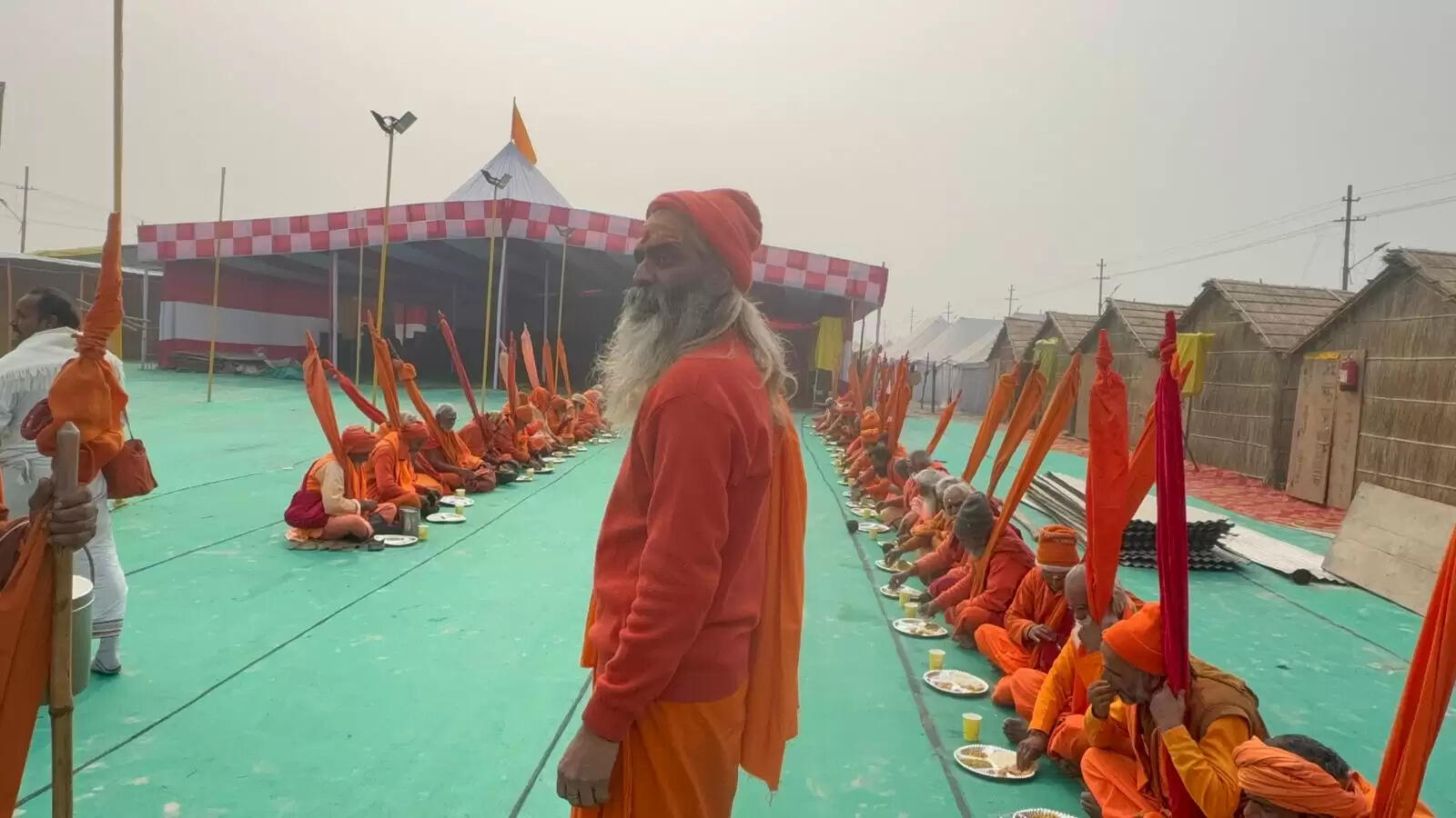 माघ मेला क्षेत्र में भूरा मठ 134 वर्षों से अन्न और वस्त्र का करता आ रहा है वितरण