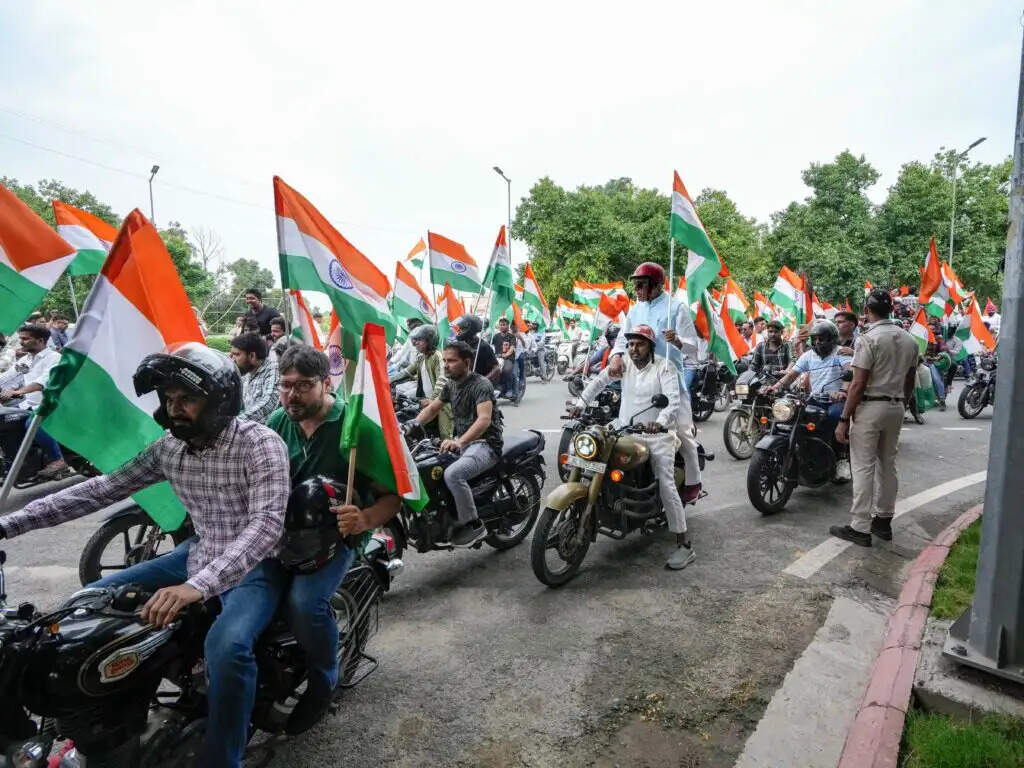 राजग के सांसद कल निकालेंगे ‘हर घर तिरंगा’ बाइक रैली, उपराष्ट्रपति दिखाएंगे हरी झंडी