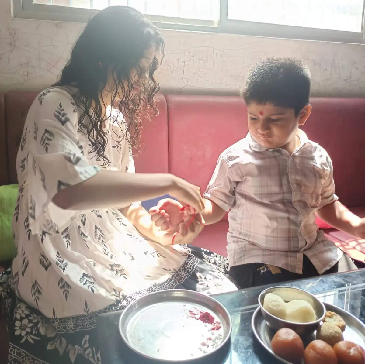 भाई की कलाई सजी बहनों के रक्षा सूत्र से,भाई ने बहन को उपहार के साथ दिया रक्षा का वचन