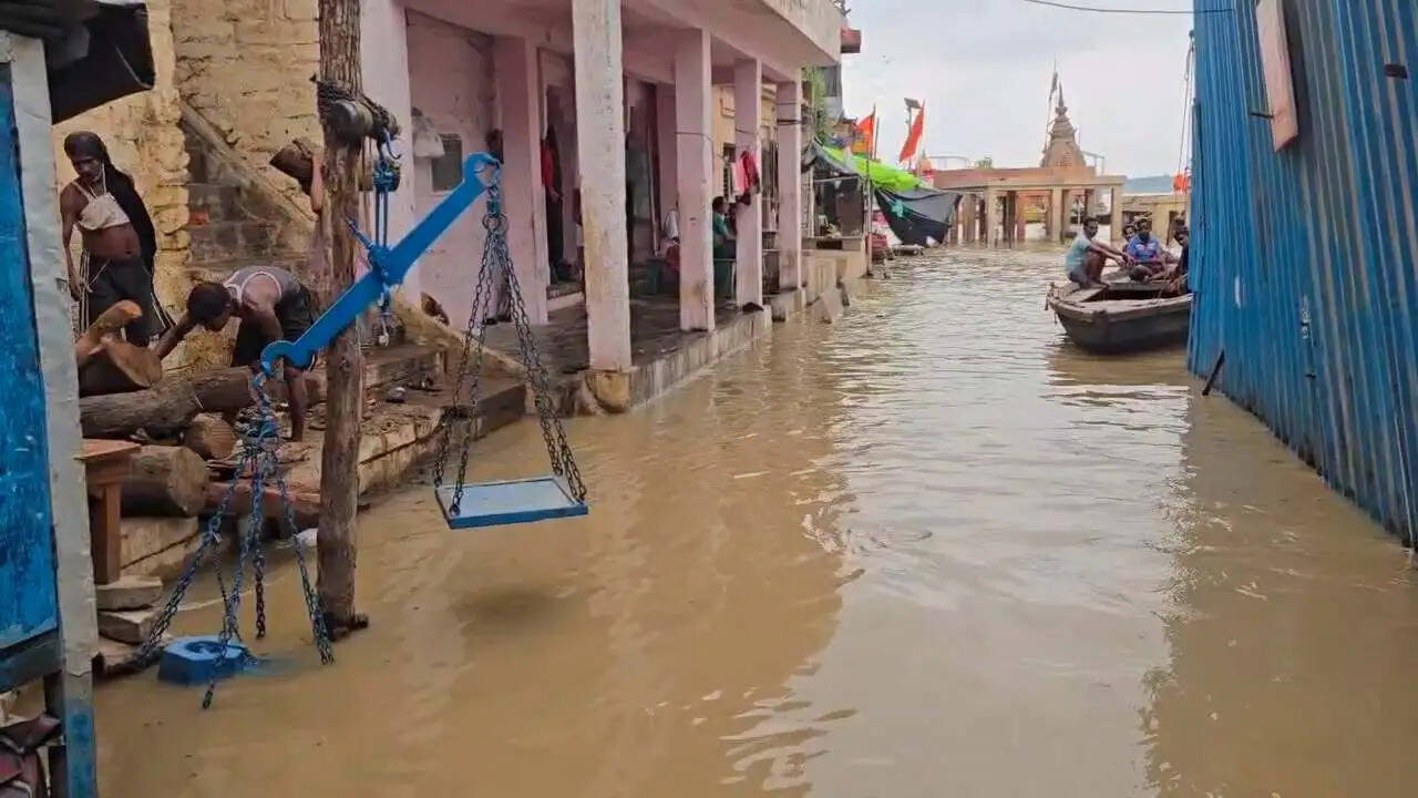 वाराणसी में गंगा नदी की लहरें नमोघाट के नमस्ते स्कल्प्चर तक पहुंची,गंगा आरती छत पर हो रही
