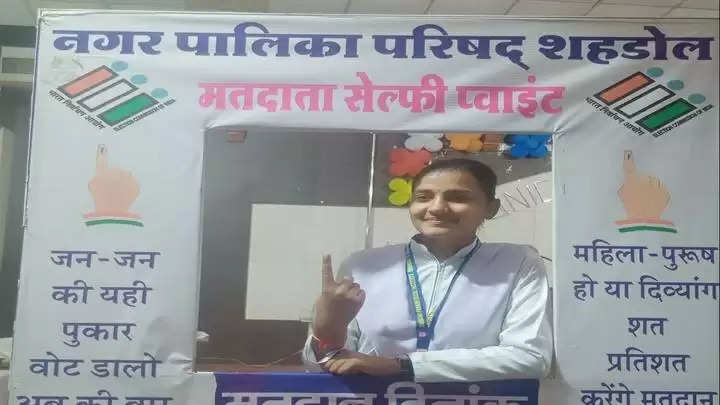 शहडोलः कमिश्नर ने स्ट्रांग रूम का किया निरीक्षण, दिए आवश्यक निर्देश