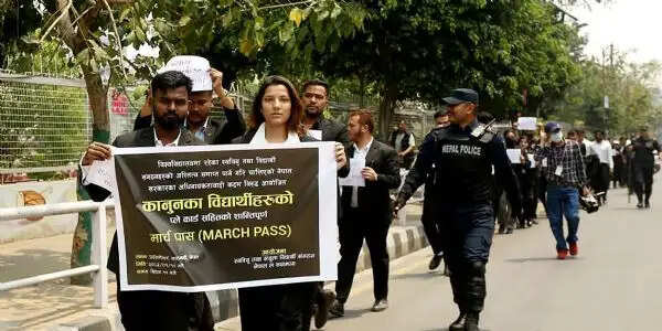 नेपाल में छात्र संगठनों को खत्म करने के फैसले के खिलाफ छात्रों का प्रदर्शन