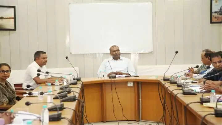 सभी स्कूली विद्यार्थियों का नेत्र परीक्षण कराएं: संभागायुक्त संजीव सिंह