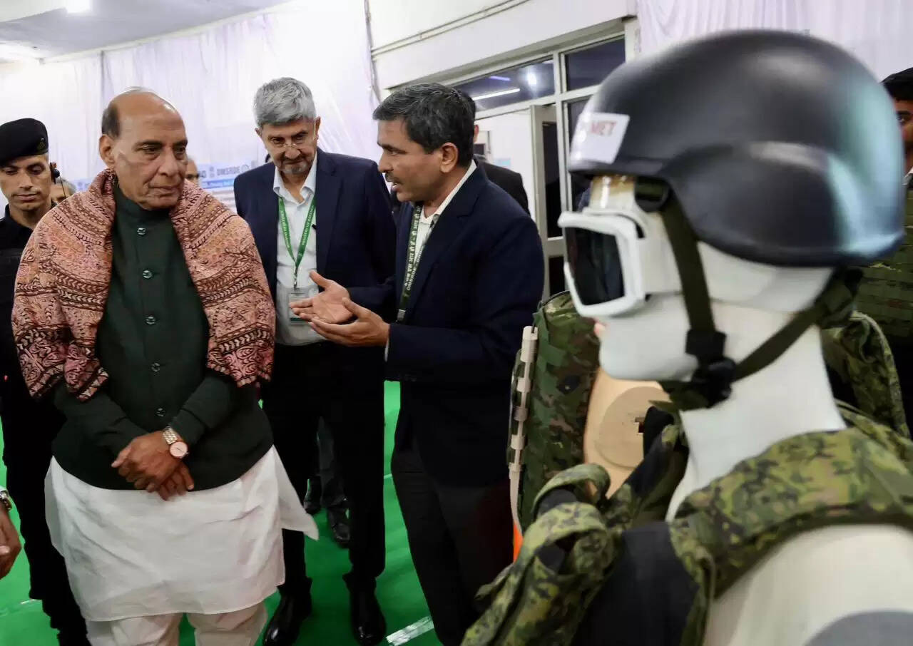 राजनाथ सिंह ने डीएमएसआरडीई में सैन्य उत्पादों की समीक्षा की