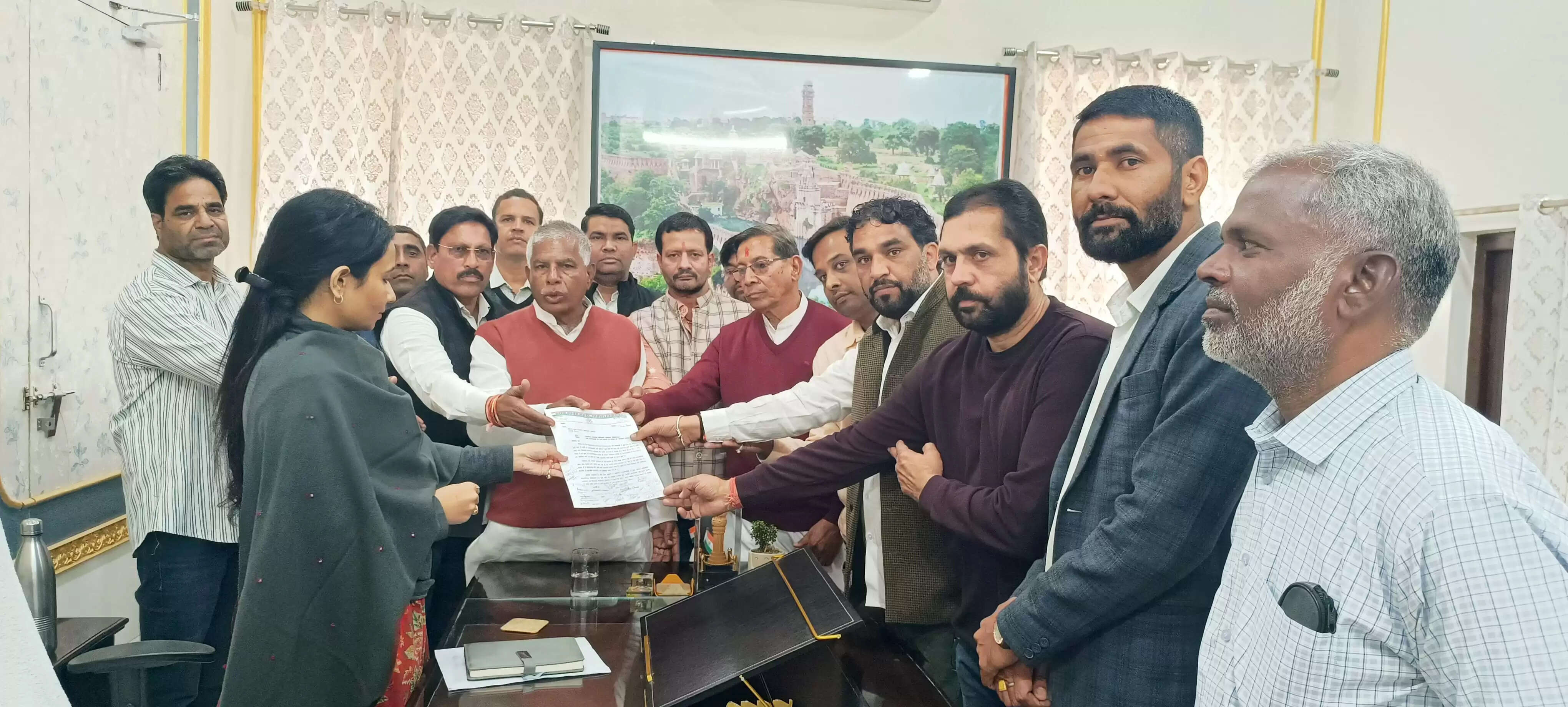 चित्तौड़गढ़ विधानसभा क्षेत्र में मतदाताओं के नाम कटवाने का आरोप, सौंपा ज्ञापन