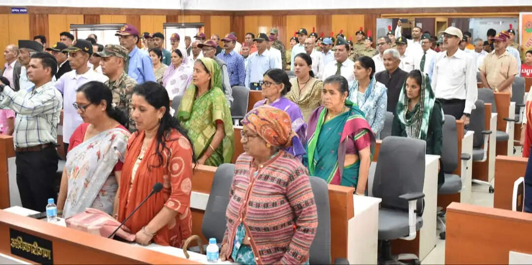 शहीदों के परिजनों, वीर नारियों व पूर्व सैनिकों को किया सम्मानित