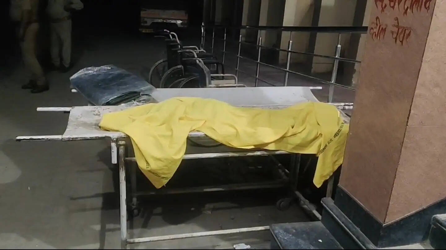 ट्रेन की चपेट में आने से मां-बेटी की मौत, बेटा गंभीर रूप से घायल