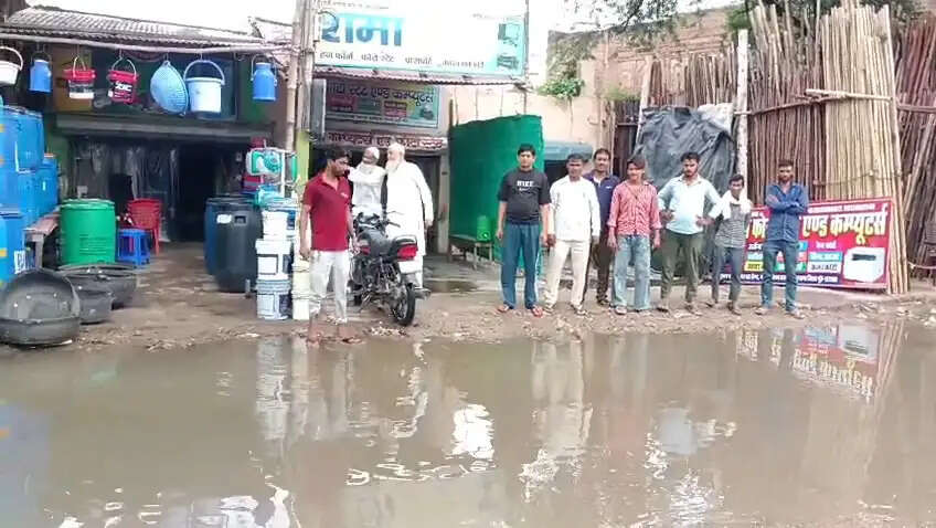 नूंह के पुन्हाना में जलभराव से दुकानदार व राहगीर परेशान