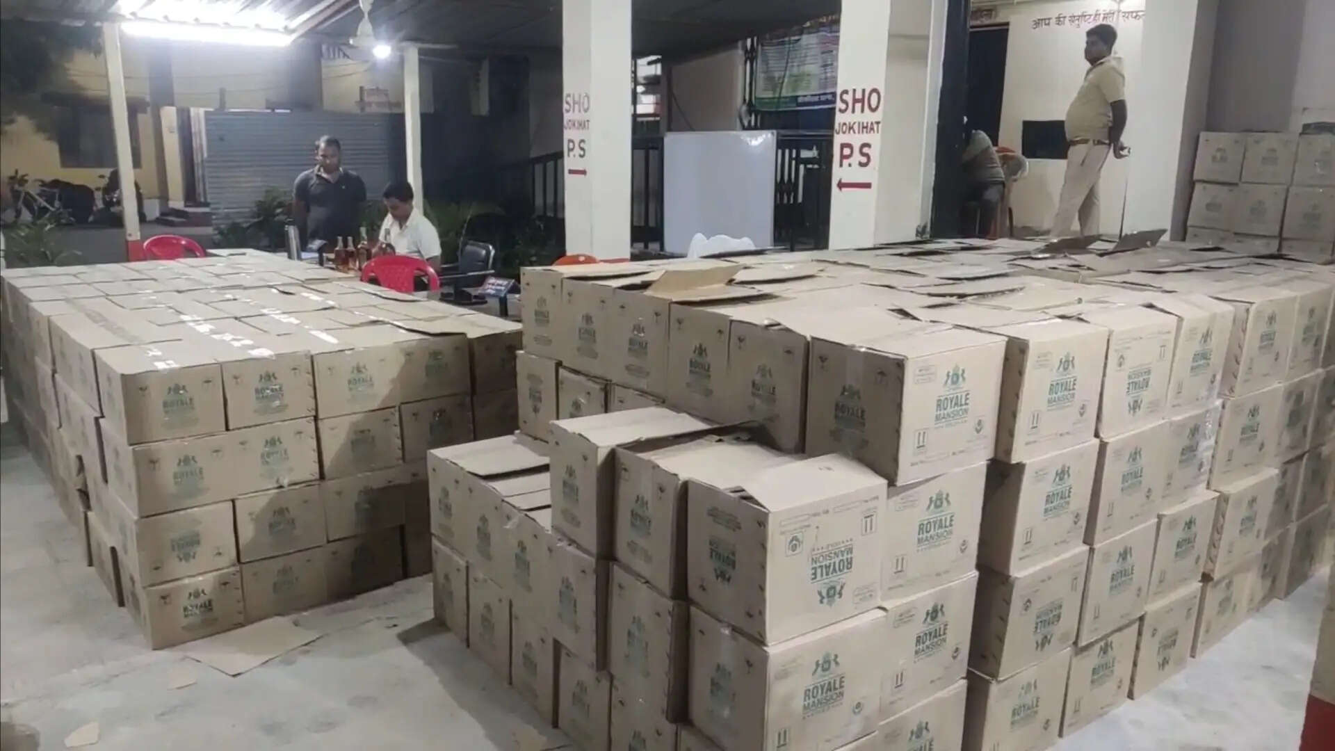 ट्रक पर लदे 4401 लीटर विदेशी शराब जब्त, दो तस्कर गिरफ्तार