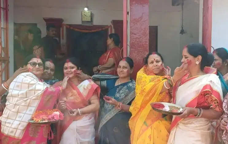 भागलपुर में सिंदूर खेला के साथ मां दुर्गा को दी गई विदाई, सामाजिक सरोकार के तहत वृद्धाश्रम और अनाथालय में बंटा महाप्रसाद