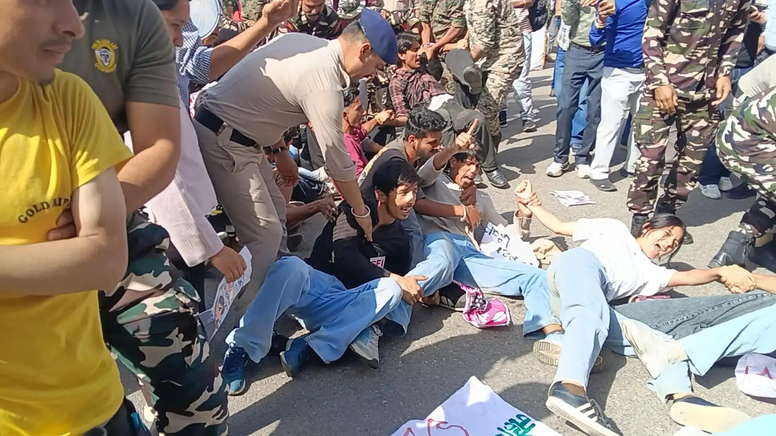 एनटीए के खिलाफ एसएफआई कार्यकर्ताओं ने प्रदर्शन कर दी गिरफ्तारियां