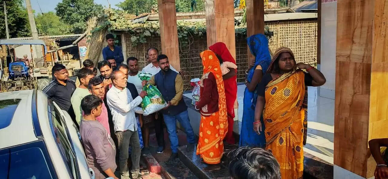 अग्नि पीड़ितों के बीच विधायक पुत्र ने किया राहत सामग्री का वितरण