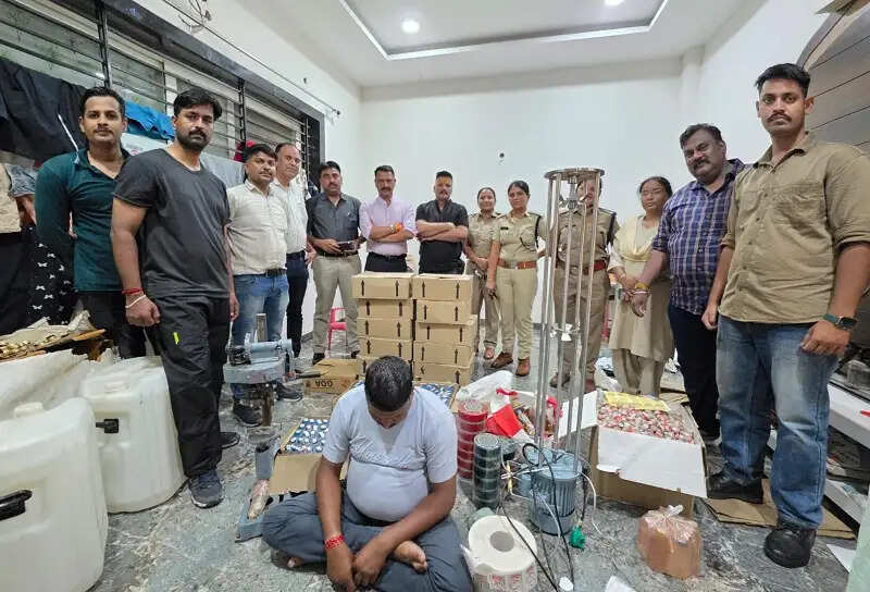 इंदौरः शहर के पॉश क्षेत्र तुलसीनगर में अवैध शराब निर्माण फैक्ट्री का भंडाफोड़