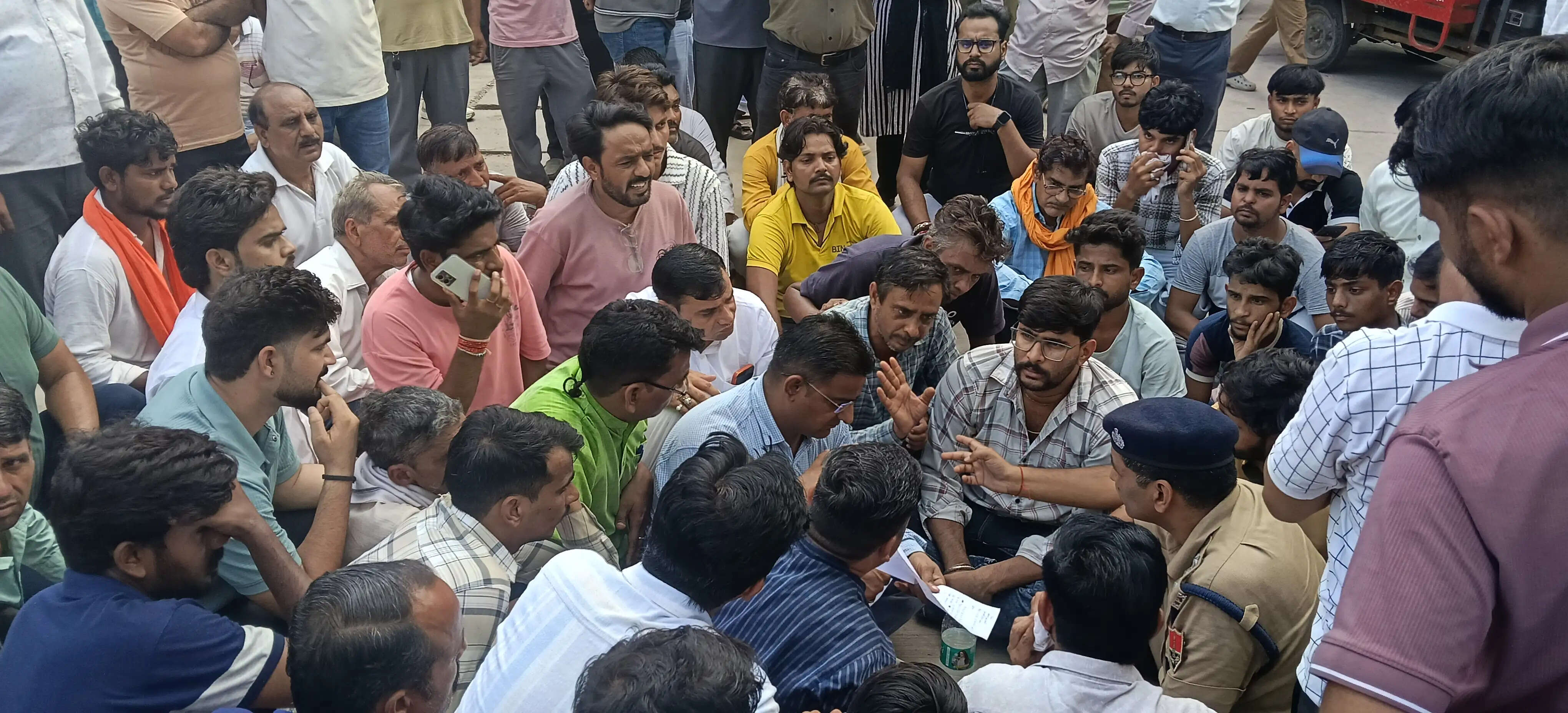 अलवर में तीन दोस्तों की मौत के बाद बवाल, तीन थानों की पुलिस और सीओ मौके पर, अस्पताल में धरने पर बैठे परिजन
