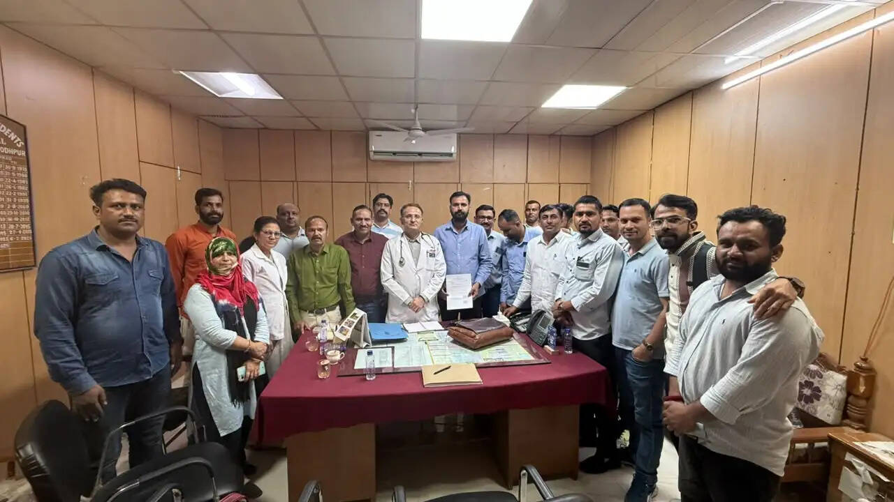 नर्सेज एसोसिएशन का विभिन्न मांगों को लेकर धरना-प्रदर्शन